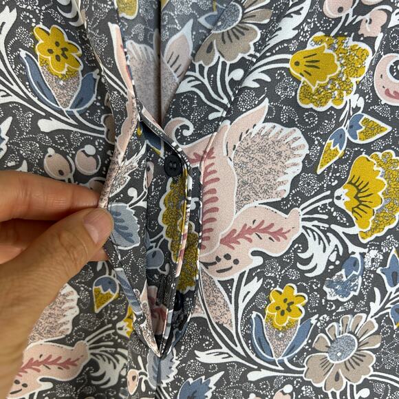 Tahari Plus Size V-Neck Blouse Size 1X Gray Floral Georgette Popover Pullover - Picture 7 of 11